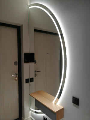 Зеркало с лицевой подсветкой, в форме полукруга, с консолью и выдвижным ящиком.